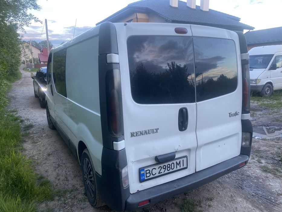 Оренда авто буса Renault Traffic 5 місць подобова довготривала