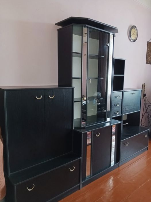 Стена горка чорного кольору