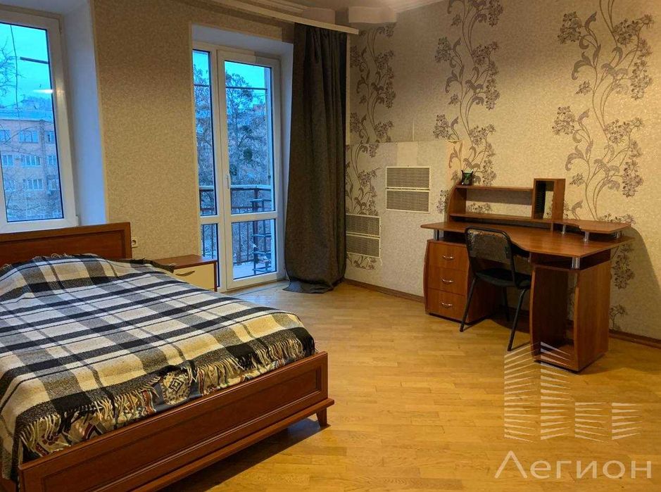 Продам 4-ох комнатную квартиру в Центре.