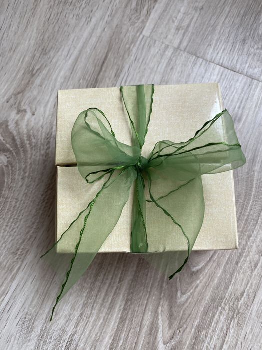 Порцелянова фігурка Дівчинка Pavone