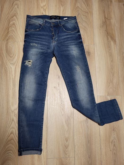 Jeansy House z przetarciami