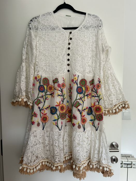 Vestido em renda bordado