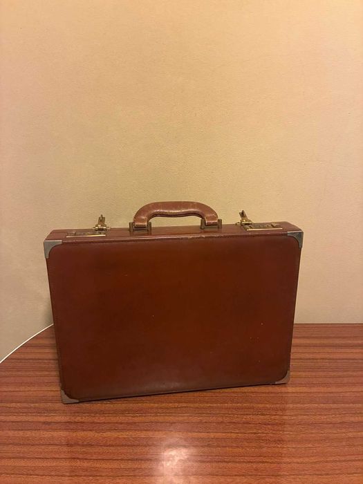 Pasta executiva vintage em pele com fechos de combinação
