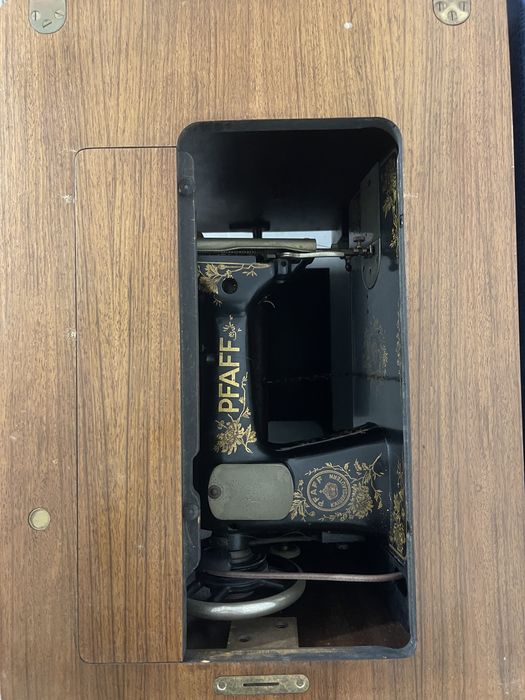 Máquina de costura PFAFF de pedal com móvel original – séc. XX