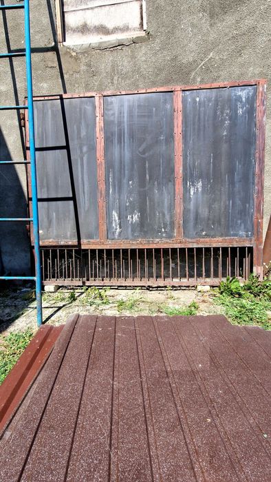 Металеві ворота.