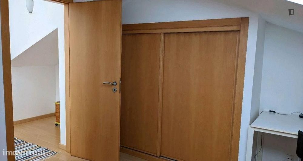 Quarto - localizado em Carcavelos Lisbon