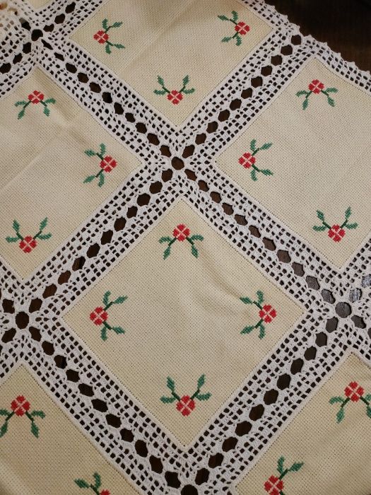 Toalha quadrada crochet e bordados