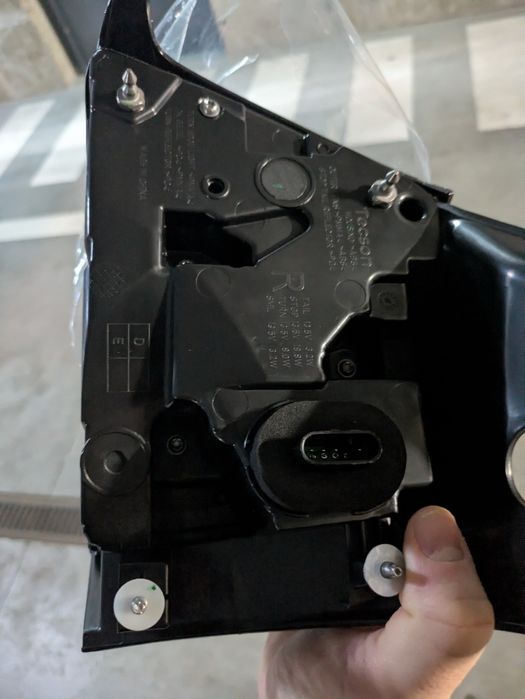 Задний фонарь Tesla Model 3 / Model  Y,  жёлтый поворотник