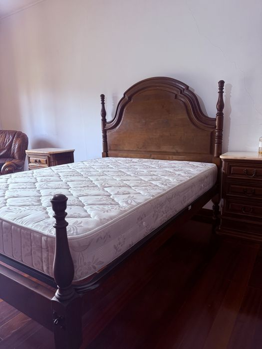 Mobilia de quarto em madeira de castanho