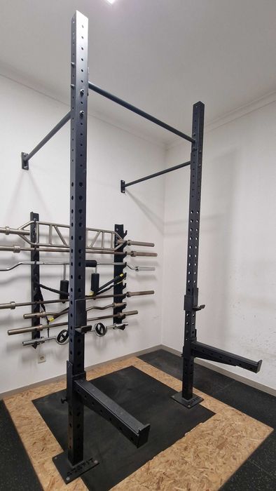 Rack de musculação AZAFIT com suporte na parede com J-Hooks + spotter arms usada em excelente estado de conservação