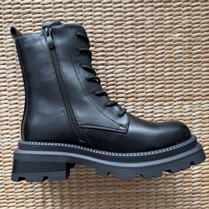 Botas estilo militar 37 em preto