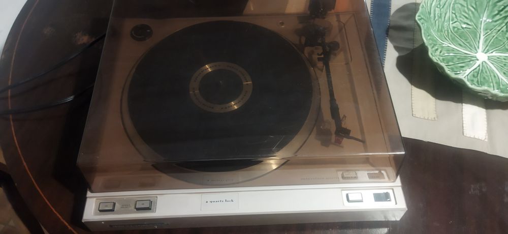 Giradiscos Marantz
Marantz TT4000 2-Speed Direct-Drive Semi-Automatic Turntable Manual