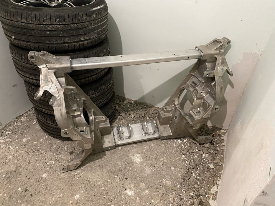 Підрамник задній Rivian R1T