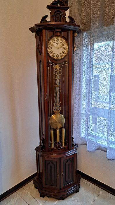 Relógio de pendulo com móvel de chão