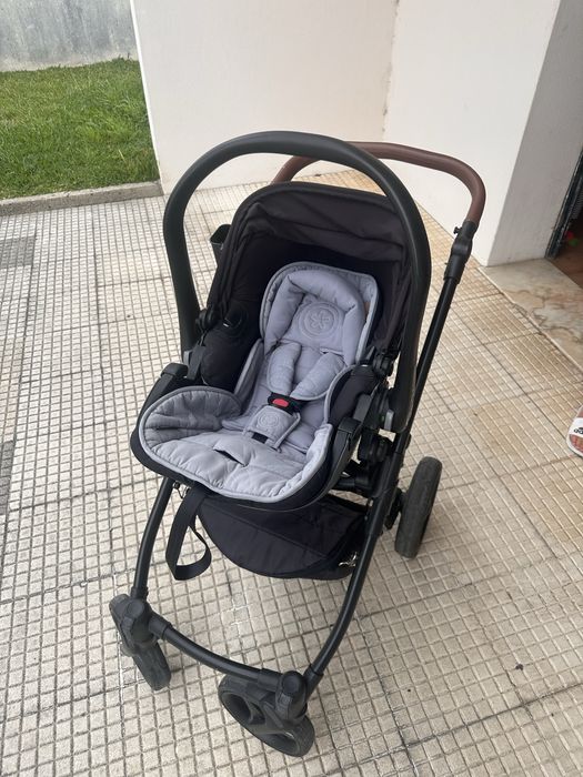 **Vendo carrinho de bebé usado em bom estado, com alguns sinais de uso**