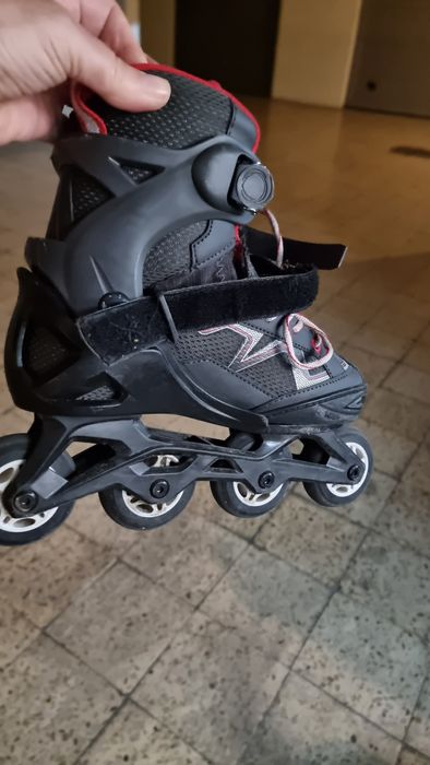 Dois pares de patins em linha