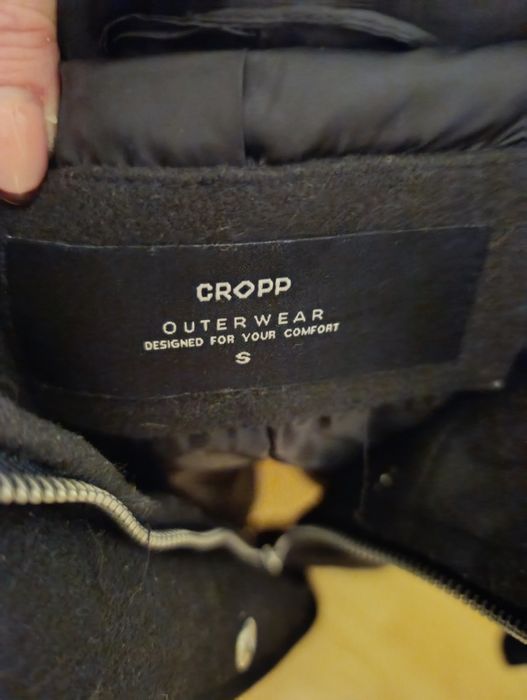 Czarny płaszcz z kapturem