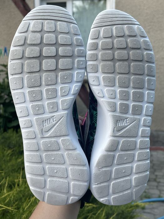 Кросівки для бігу Nike Girls Roshe Run Green Pink 677784-602