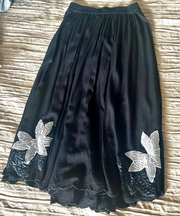 Saia preta rodada com bordado de flores em branco e prata midi