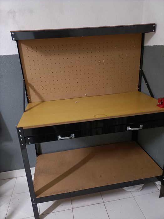 Bancada de trabalho em excelente estado