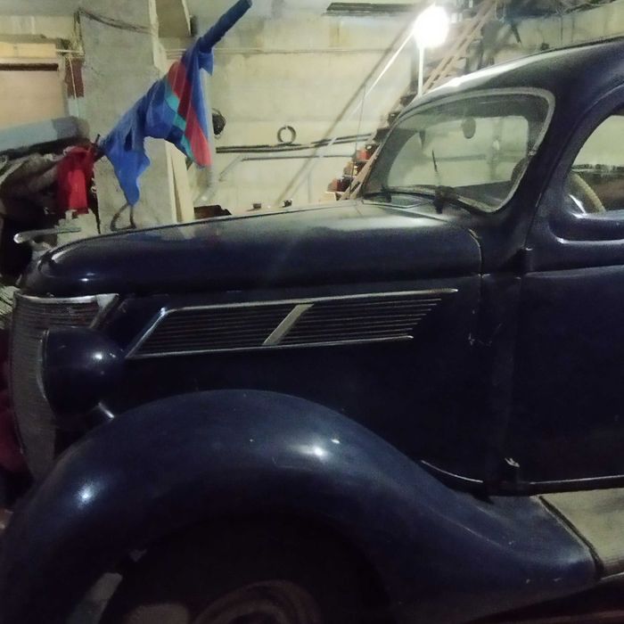 Ретро автомобііль Ford V8 DELUXE