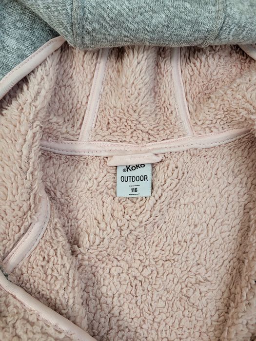 Кофта на молнії.Дівчинка