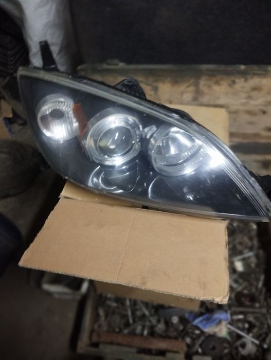 продам передню фару mazda 3