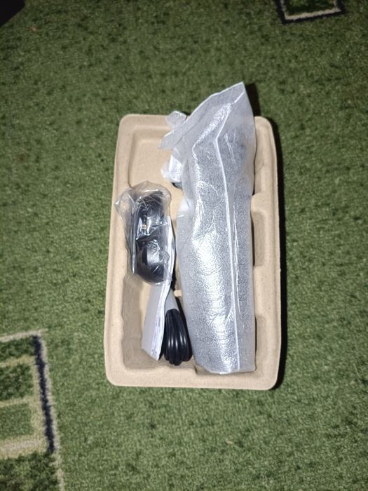 Нова електробритва Philips для чоловіків у заводській упаковці.