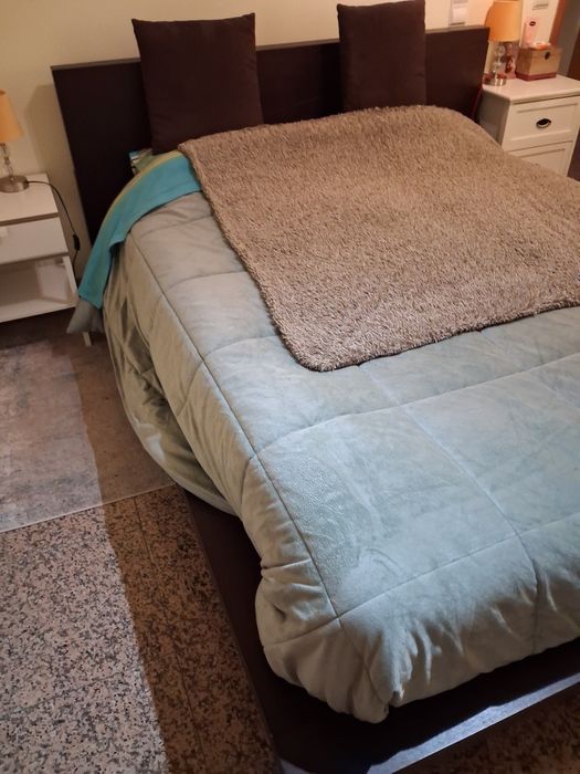 Vendo cama de casal com colchão em bom estado