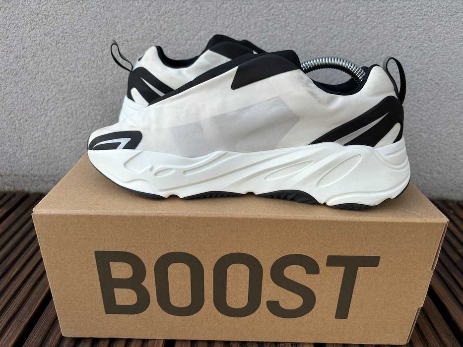 Yeezy Boost 700 MNVN Laceless Analog EUR 42 2/3