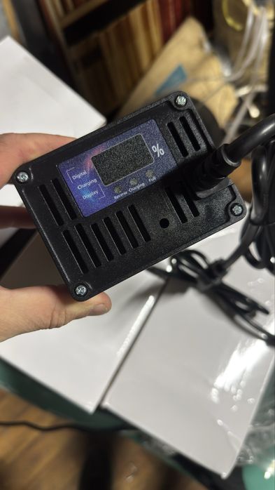 Зарядний пристрій 10А для электроскутера та іншої техніки 220 84