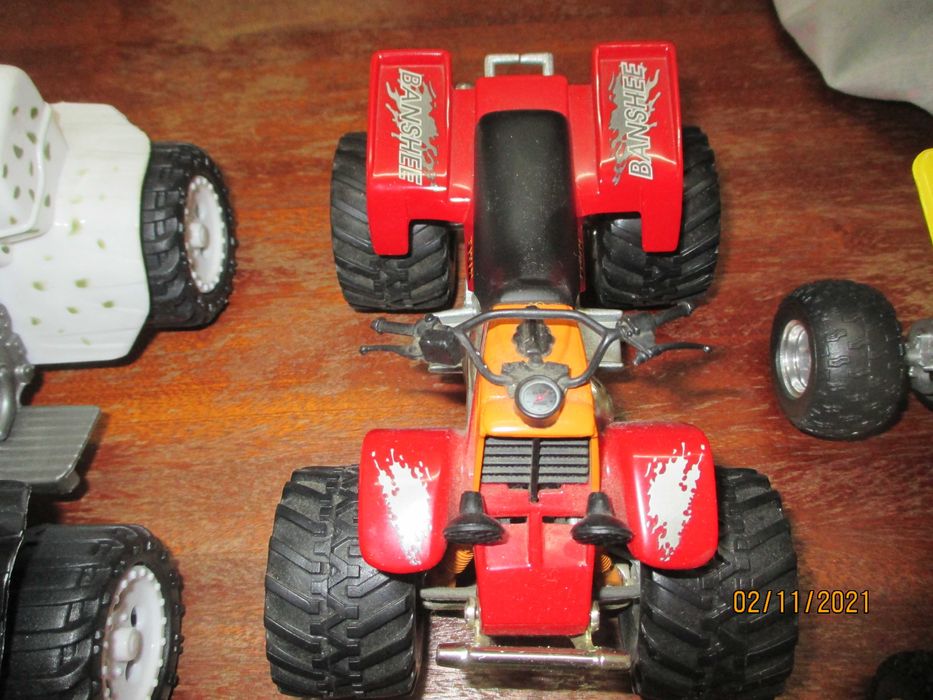 Vários moto4 em miniatura