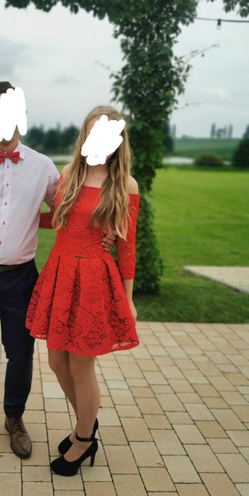 Czerwona elegancka sukienka koronka.