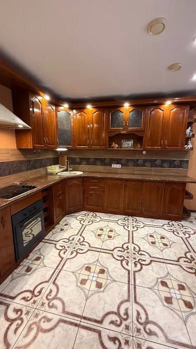 Оренда будинку 220 м2 з бомбосховищем