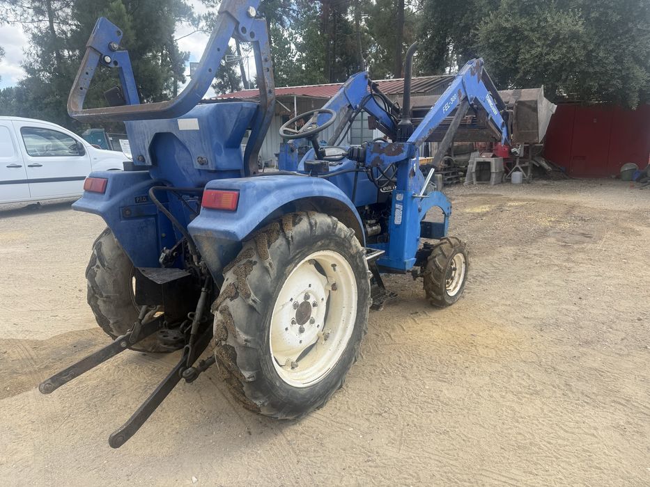 Trator agricola 4x4 com 30 cv e carregador frontal