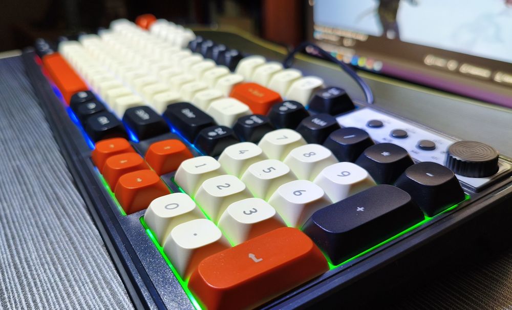 Клавиатура / Колесо регулировки громкости / Тихие клавиши / Подсветка