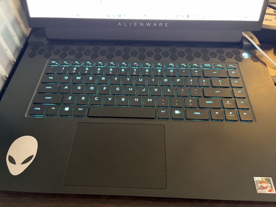 Dell Alienware 17 r5 AMD 6900HX  Radeon 6850M 12GB DDR 32GB SSD 1Tb