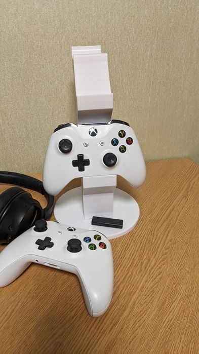 GameTower Duo – вертикальна підставка для двох контролерів і гарнітури