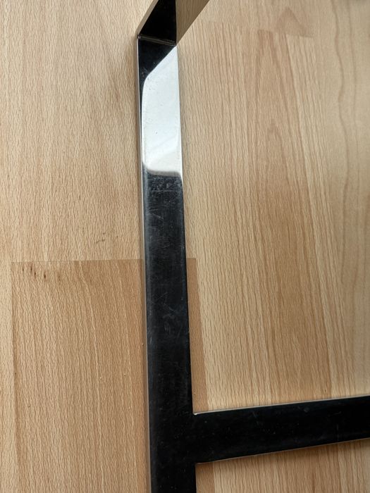 Cadeirões de sala com pés metálicos