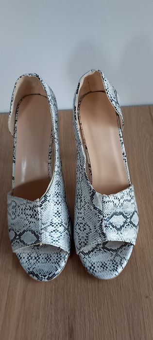 Szpilki 38 wężowa skórka 24 cm