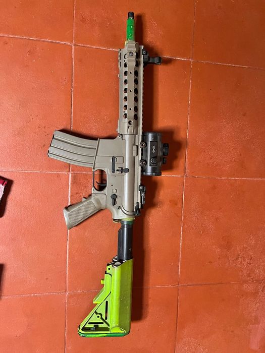 Arma de Airsoft e equipamento