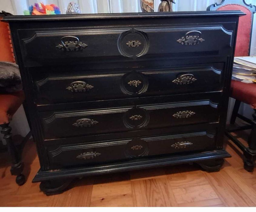 Cama, mesas cabeceira, e cómoda e uma cadeira