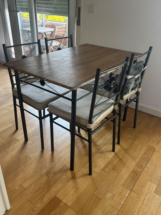Mesa com 4 cadeiras incluídas