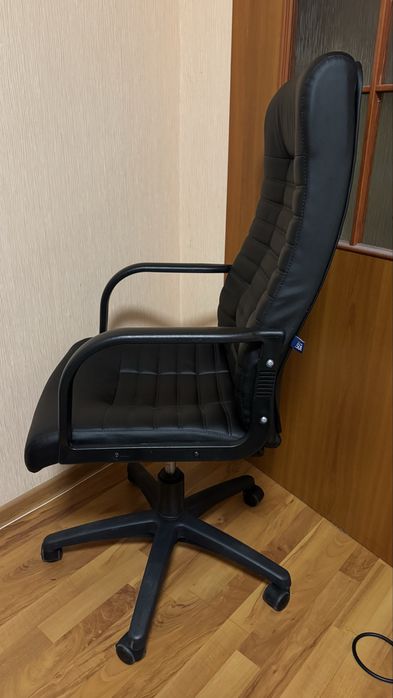 Крісло офісне в ідеальному стані