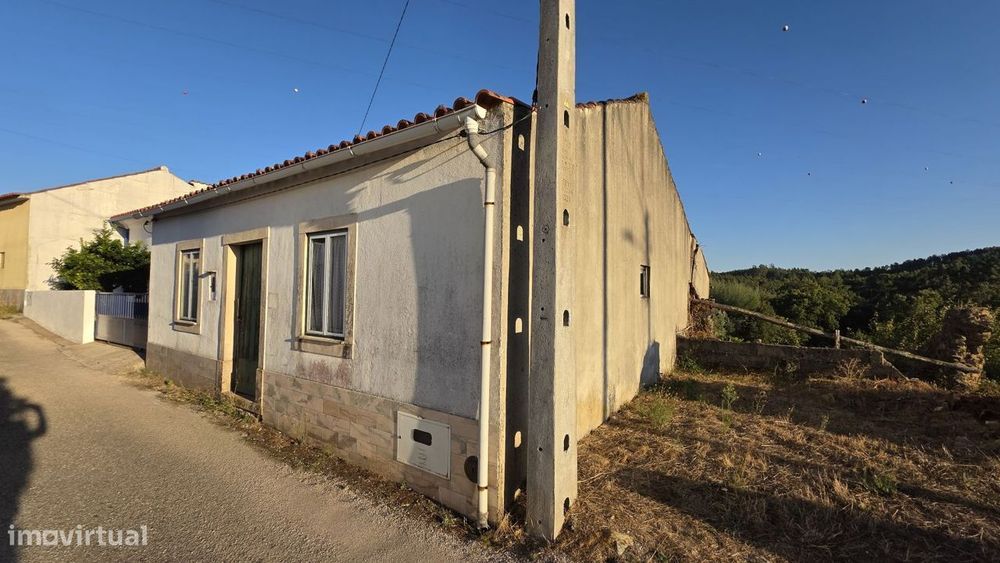 Casa T3 para restaurar com terreno, a 2 kms de Ferreira do Zêzere — Ferreira do Zêzere, Santarém