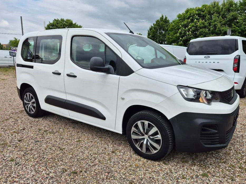 Peugeot Partner }{ Automat }{ 130KM }{ FV VAT }{ 2x drzwi przesuwne }