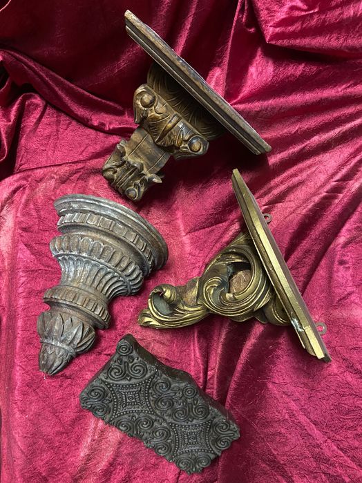 Peças antigas em madeira entalhada manualmente