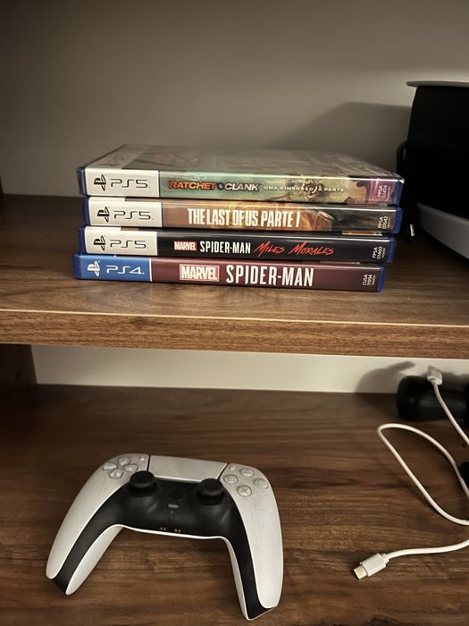 PS5 Versão Física e Digital + 4 jogos e Comando
