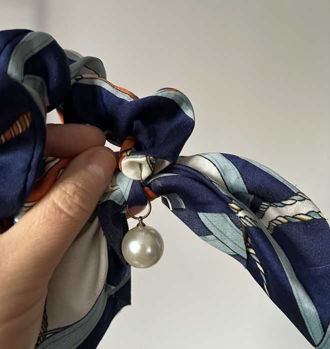 Elegancka scrunchie (gumka do włosów) z perłą