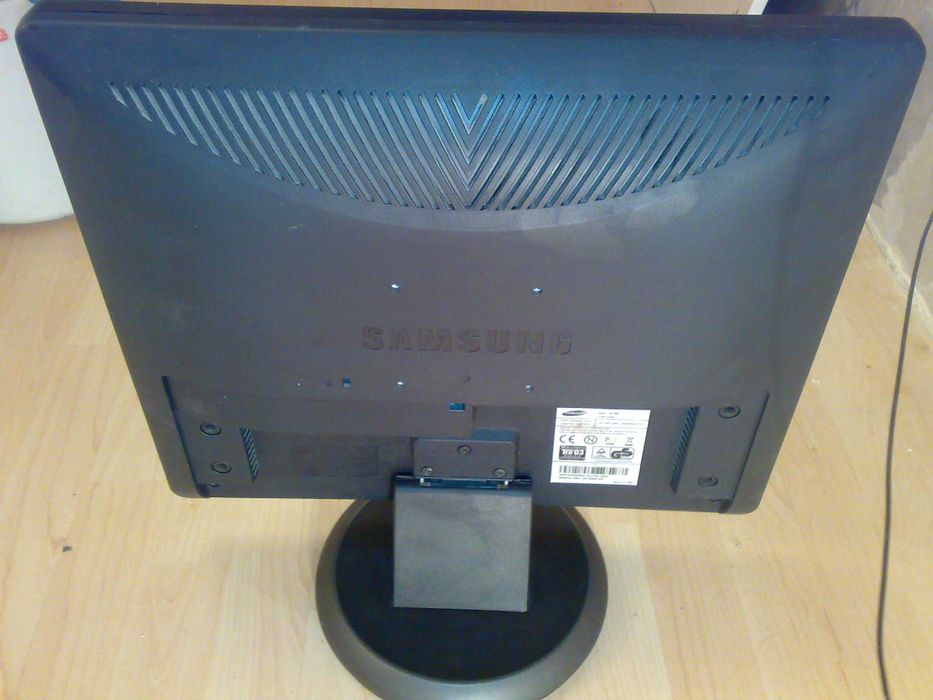 Продам монитор дилгональ 19" Samsung 931 bf в идеальном состоянии 650г